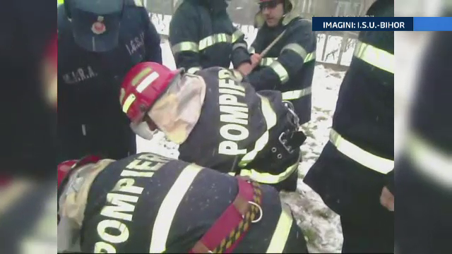 Salvata de pompieri dupa ce a cazut intr-o fantana adanca de 6 metri. Femeia a dat vina pe iubit pentru accident