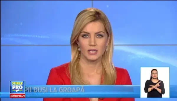 IMAGINI CAMERA DE SUPRAVEGHERE. O masina a intrat ca o ghiulea pe trotuar, pe langa pietonii ingroziti