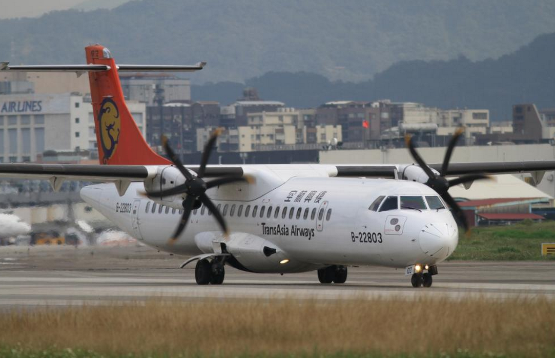 Avion prabusit in Taiwan: 31 persoane au murit, 12 sunt disparute. Cutiile negre au fost recuperate