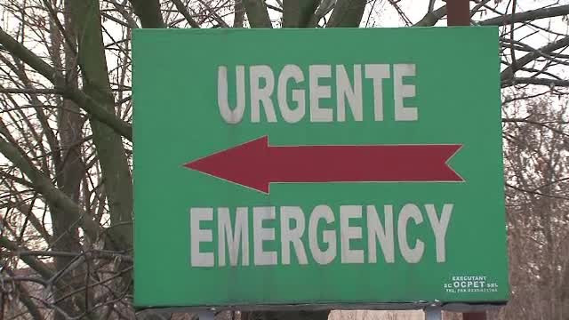 Un copil de 1 an si 3 luni va ramane cu sechele, dupa ce si-a bagat mainile si fata in apa clocotita. Mama era afara