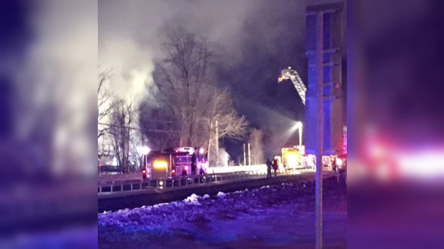 Grav accident feroviar in New York. Sapte persoane au murit si alte 12 au fost ranite, dupa ce un tren a lovit o masina