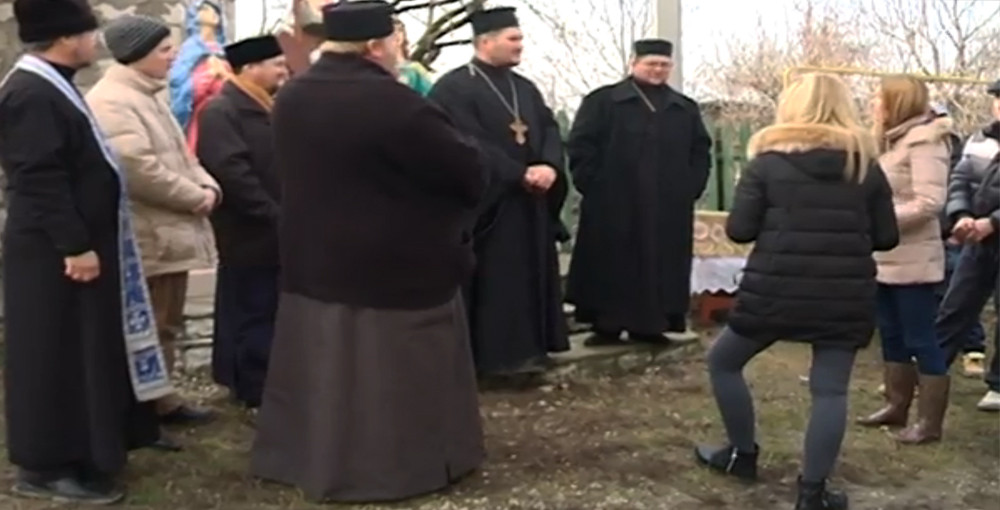 Conflict intre mitropolii pentru controlul unei parohii din Moldova. Boicot pe inmormantari si taxa de preotie de 1.000 euro