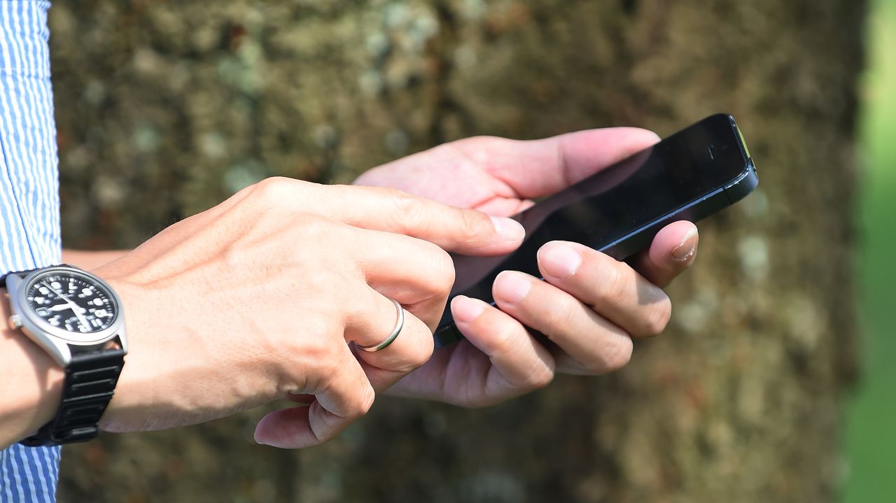 Pile electronice, programe periculoase și atacuri cibernetice pe telefoane Android ieftine: cum trebuie să fim atenți