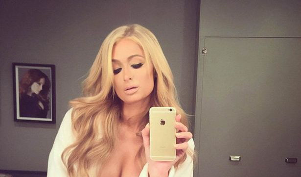 Poza cu care Paris Hilton si-a innebunit fanii. Vedeta si-a facut selfie cu un decolteu generos