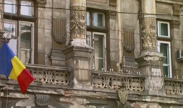 Nu doar blocurile cu bulina stau sa cada in Capitala, ci si primaria Sectorului 5 sau Teatrul Nottara. Ce spun autoritatile