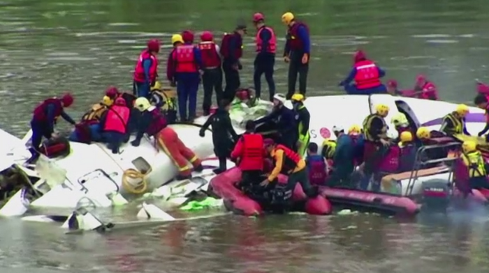 Marturisirea cutremuratoare a unui parinte, care si-a salvat copilul din avionul prabusit intr-un rau din Taiwan