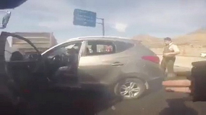 Momentul in care un adolescent de 16 ani este impuscat in trafic de un politist pentru ca "lovise o persoana" cu masina VIDEO