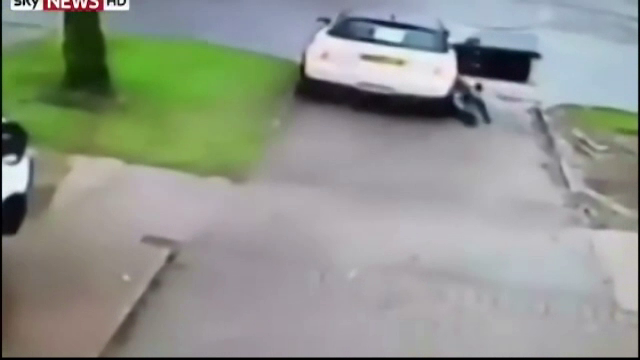 Si-a lasat cheile in contact si a platit scump neatentia. Cum a vrut sa opreasca o femeie hotul care i-a furat masina