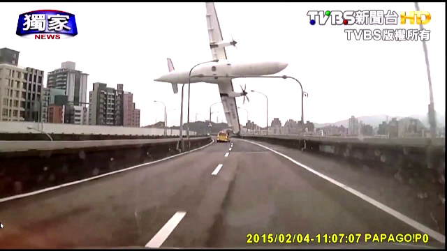 Avion prabusit in Taiwan: Bilantul provizoriu al autoritatilor indica 32 de morti