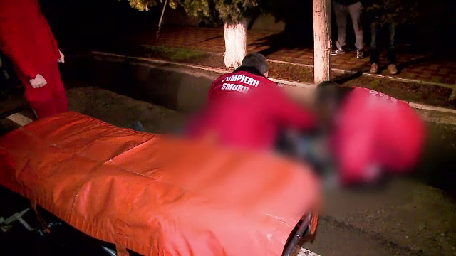 Un barbat de 47 de ani a fost snopit in bataie de trei indivizi, cu o sipca de lemn. Victima e in stare grava la spital