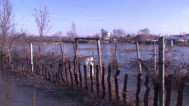 Zeci de localitati din Braila, inundate dupa ploile din ultimele zile. Localnicii se tem ca structura caselor va ceda