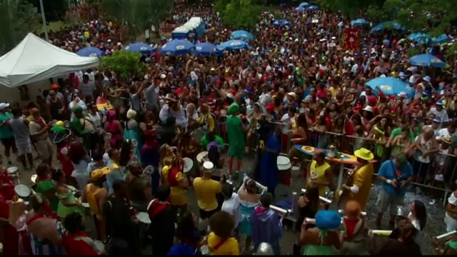 Au mai ramas 8 zile pana la Carnavalul de la Rio. Mii de turisti costumati au impanzit deja strazile orasului