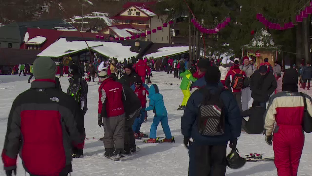 Statiunile montane, mai aglomerate decat de Sarbatori. Hotelurile sunt pline, iar turistii fac cozi imense la telescaun