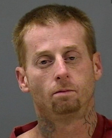 Modul amuzant in care un hot a fost prins de politisti. Ce s-a intamplat dupa ce s-a ascuns sub o masina