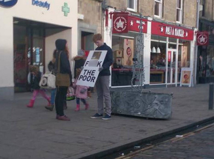 "Sa ii ia naiba pe saraci!" Ce au incercat sa demonstreze cu mesajul care le-a adus probleme cu legea