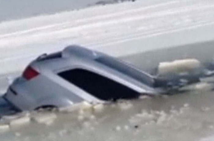 Momentul in care trei barbati scapa cu viata dintr-o masina care se scufunda intr-un lac inghetat. VIDEO