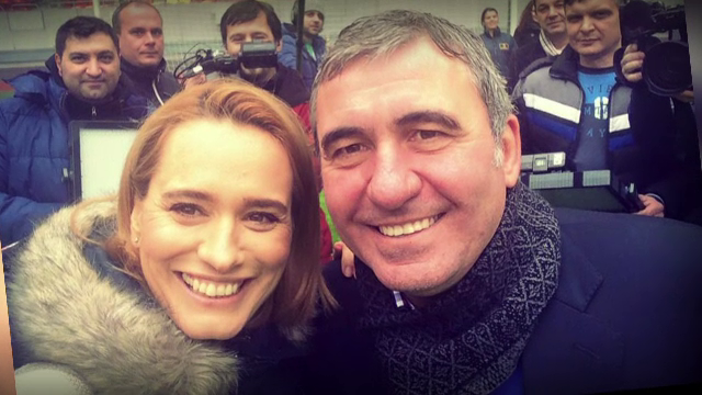 Gica Hagi, la varsta de 50 de ani. Andreea Esca si-a facut selfie cu "Regele" si l-a provocat sa-i dea gol pe Arena Nationala