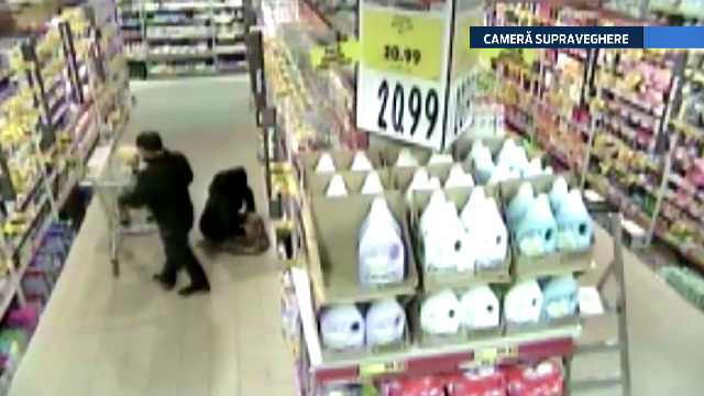 Tanar din Radauti, filmat in timp ce fura cosmetice dintr-un supermarket. Barbatul a luat la bataie un agent de paza