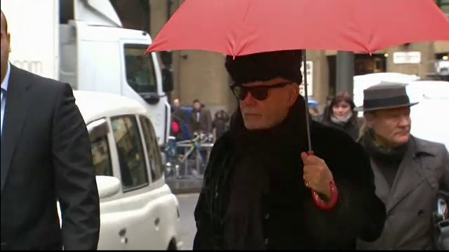 Reactia din sala de judecata a unui fost pop-star britanic, condamnat pentru acte de pedofilie asupra a trei minore