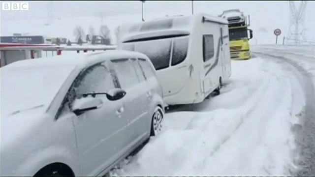 Spania se confrunta cu ninsori neobisnuite. Sute de oameni au ramas inzapeziti pe drumurile din nordul tarii
