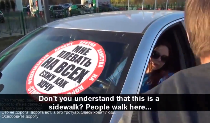 Campania "Opreste un nesimtit". Ce le fac pietonii rusi soferilor care circula fara jena pe trotuare