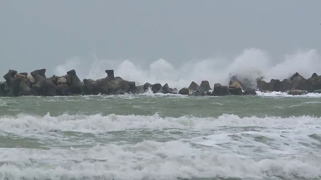 Valuri de 3 metri si rafale de vant de 50 de km/ora, la malul marii. Furtuna va dura pana sambata seara