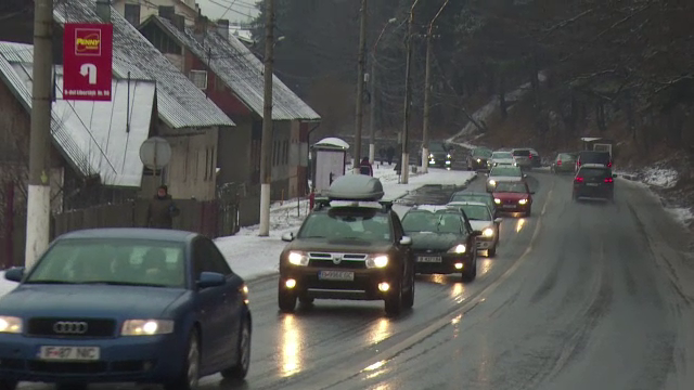 Turistii au luat cu asalt Valea Prahovei la auzul codului galben de ninsori. Partiile sunt impecabile pentru pasionati