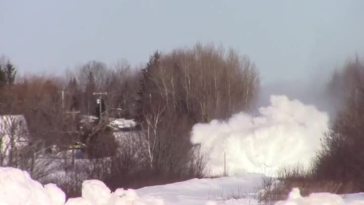 Momentul in care un tren trece "ca prin branza" prin muntii de zapada. VIDEO