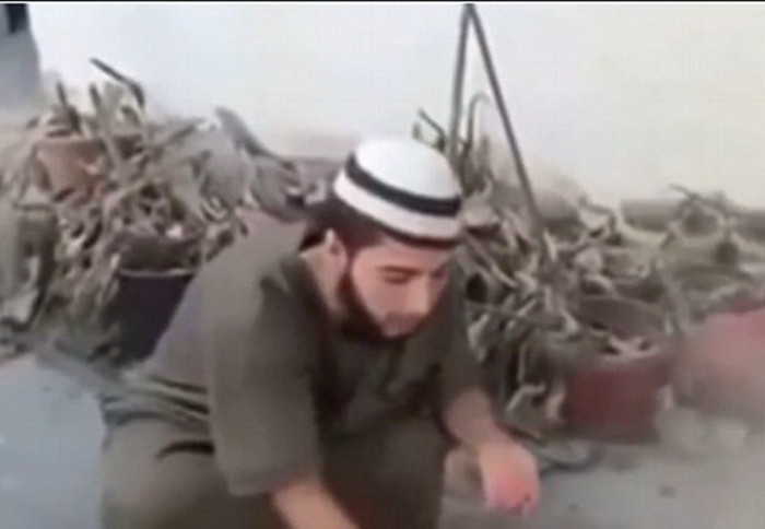 Teroristii din gruparea Stat Islamic, ironizati in social media cu momente in care s-au aruncat in aer din greseala. VIDEO