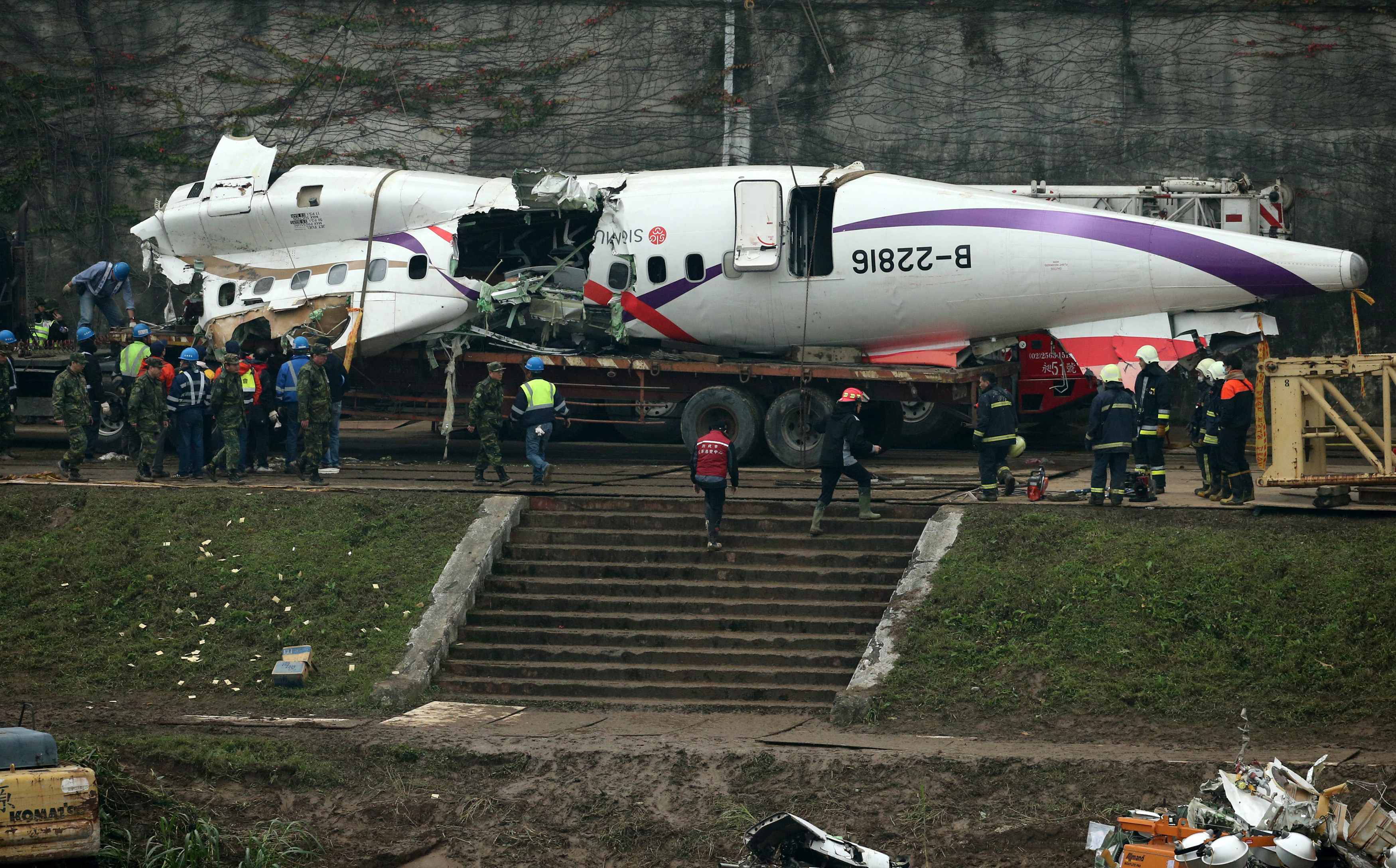 De ce s-a prabusit avionul TransAsia. Pilotii aeronavei ar fi oprit din greseala al doilea motor