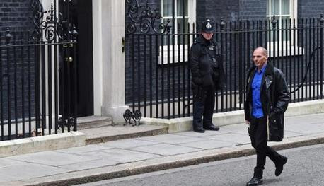 Sotia lui Yanis Varoufakis lamureste misterul jachetei de piele purtata de ministrul grec al Finantelor