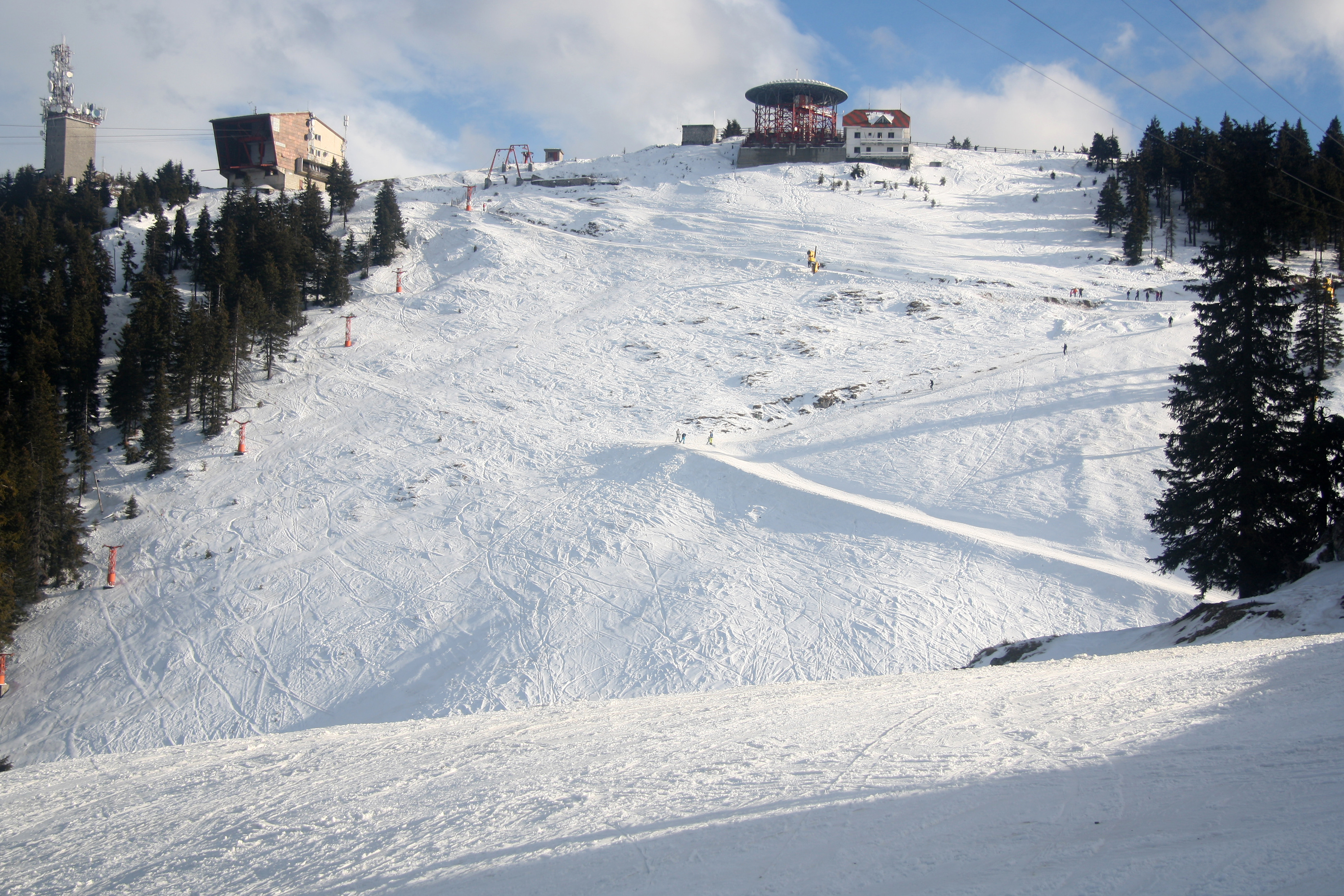 Doi copii si doi adulti au ramas blocati cu masina pe munte din cauza zapezii. Jandarmii au intervenit