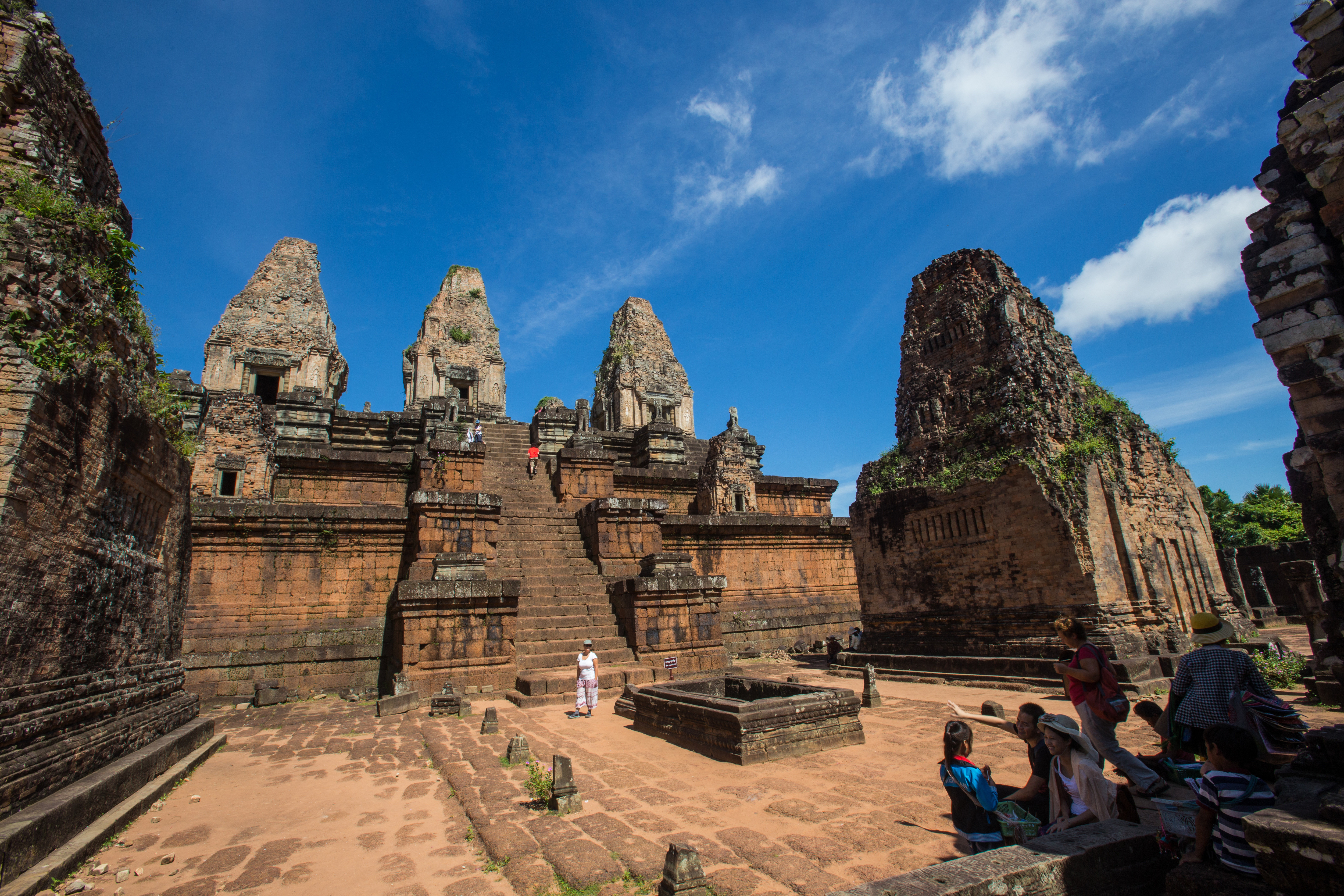 Doua surori si-au facut poze nud intr-un templu sacru din Cambodgia. Ce risca acum femeile