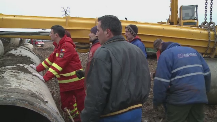 Accident teribil in Arad. Un barbat s-a prabusit cu macaraua si a fost prins intre fiare