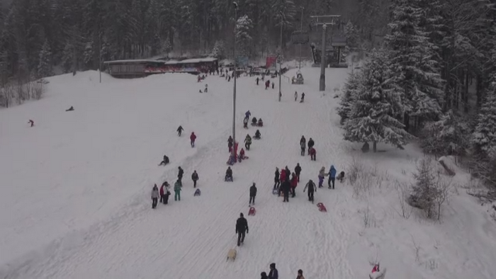 Zapada nu a adus doar nervi, ci si bucurie. Zecile de mii de turisti de la munte s-au distrat pe partie