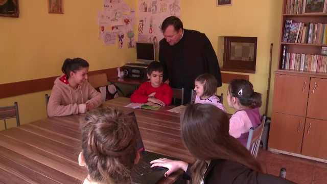 Singura speranta pentru sute de oameni. Un preot din Buzau reuseste sa aiba grija de 200 de batrani, dar si de 20 de copii