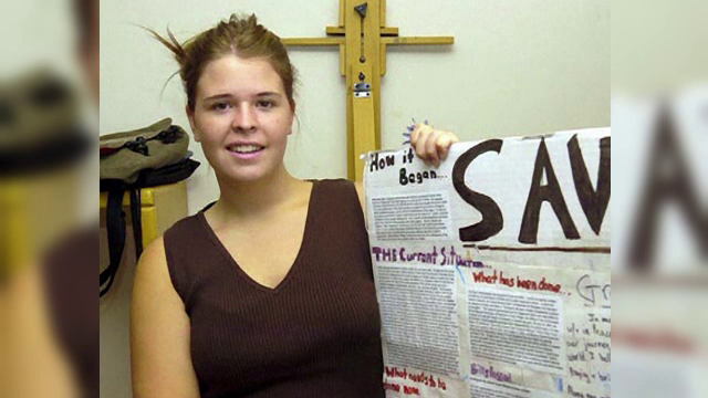 Cine este Kayla Mueller, ultimul cetatean american, tinut ostatic de SI. Fata ar fi murit in urma unui raid iordanian