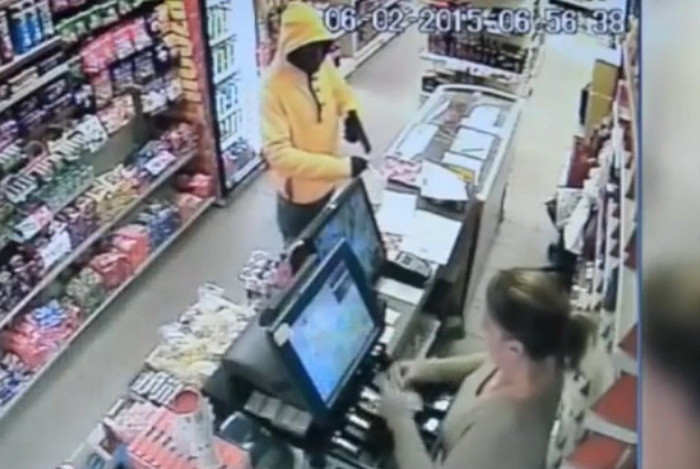 Jaf filmat in UK. Un barbat si-a cerut scuze dupa ce a luat toti banii dintr-o casa de marcat sub amenintarea armei. VIDEO