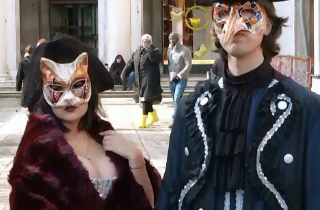 Venetia s-a umplut de turisti dornici sa isi afiseze cele mai extravagante costume la carnaval, in ciuda vremii nefavorabile