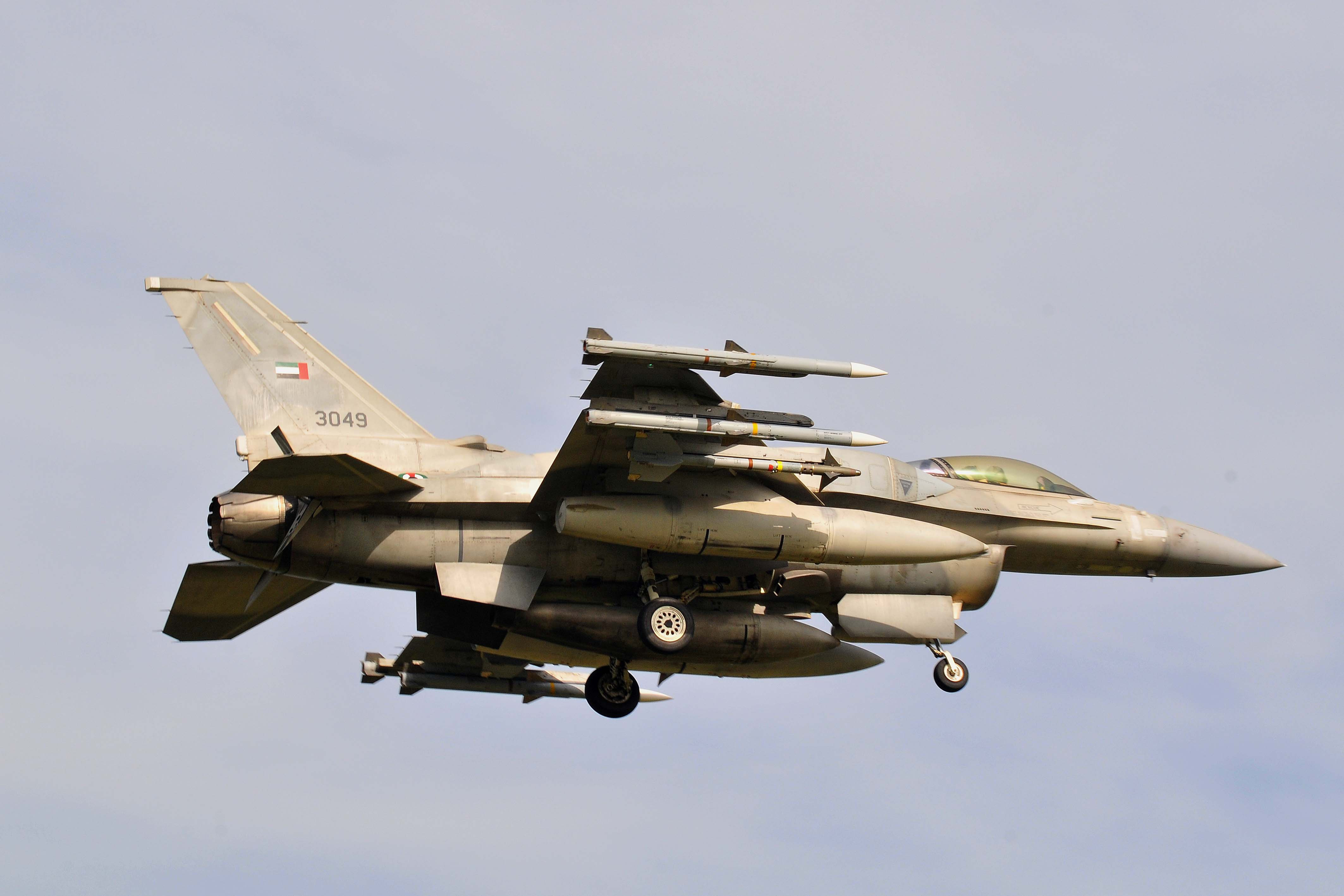 Emiratele Arabe trimit o escadrila de avioane F16 pentru a ajuta Iordanul sa bombardeze Statul Islamic