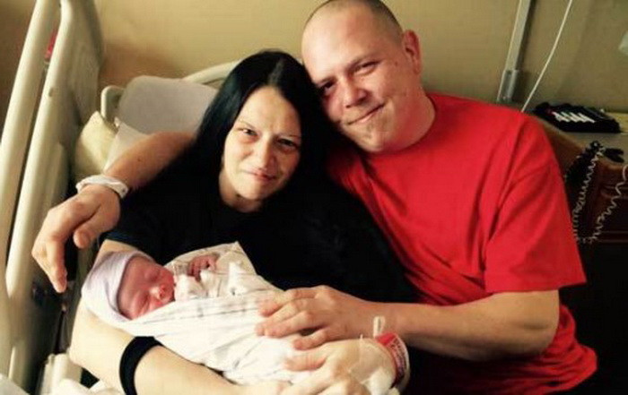 Nu stia ca este insarcinata si a nascut spontan in baia casei sale: ”M-am asezat in cada”. VIDEO