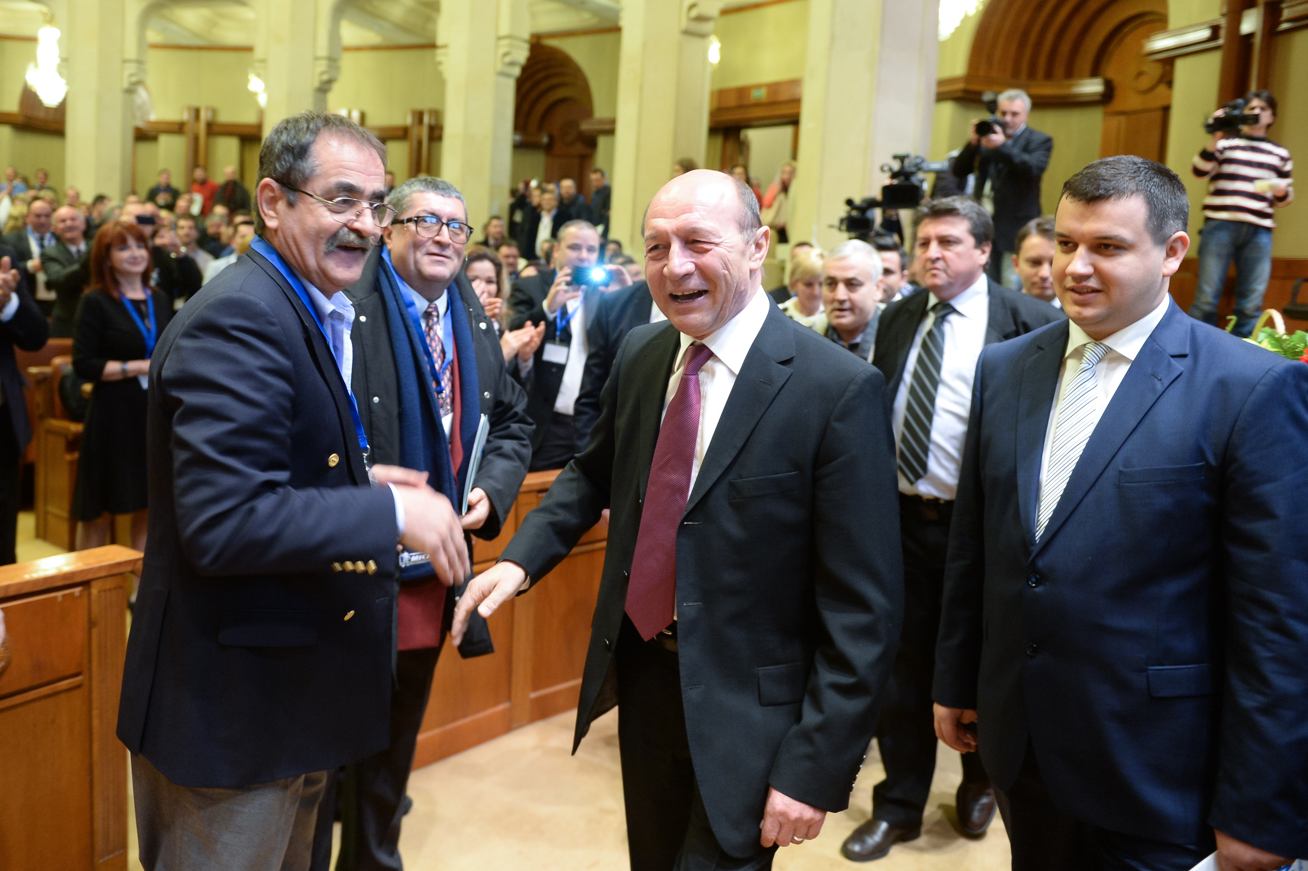 Traian Basescu a venit vineri la sediul PMP. Dorel Onaca: "Ne-a urat succes in organizarea partidului"