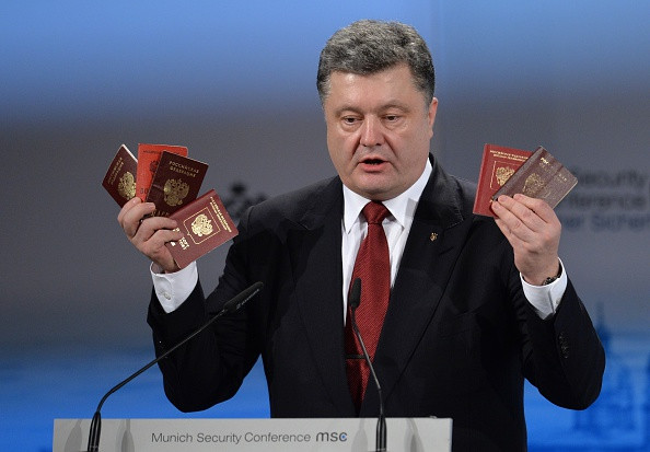 Petro Porosenko a prezentat la Munchen pasapoartele unor militari rusi care lupta in Ucraina. Reactia rusilor. VIDEO