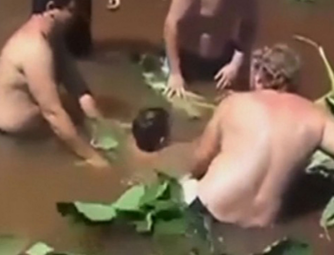 Un baiat de 9 ani si unchiul sau au fost "inghititi" de ape incercand sa curete o gaura de canalizare in Brazilia. VIDEO