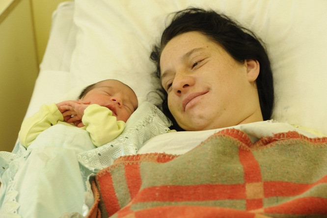 Cum a ajuns un bebelus de etnie roma in centrul unui scandal urias in Ungaria pentru ca s-a nascut primul in 2015