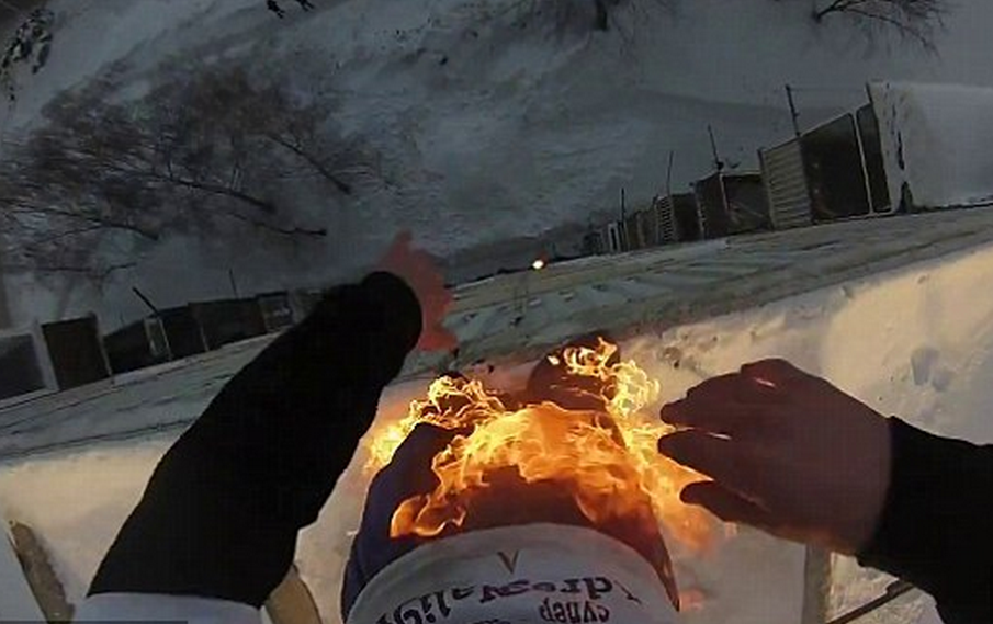 Un cascador din Rusia si-a dat foc, apoi s-a aruncat de pe un bloc de 9 etaje. Cum s-a terminat cascadoria periculoasa