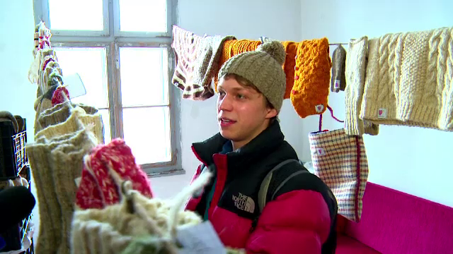 Un roman face bani dintr-un vechi mestesug: vinde ciorapi si caciuli de lana in Europa. Povestea baiatului din Rosia Montana