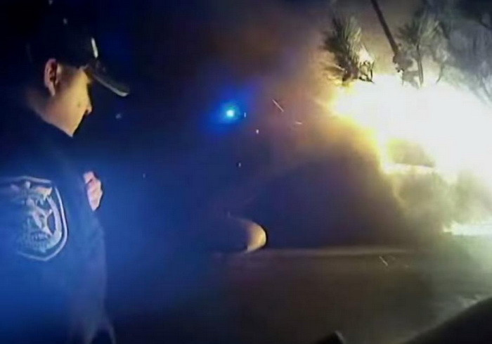 Doi politisti americani au fost decorati dupa ce au salvat un sofer dintr-o masina in flacari