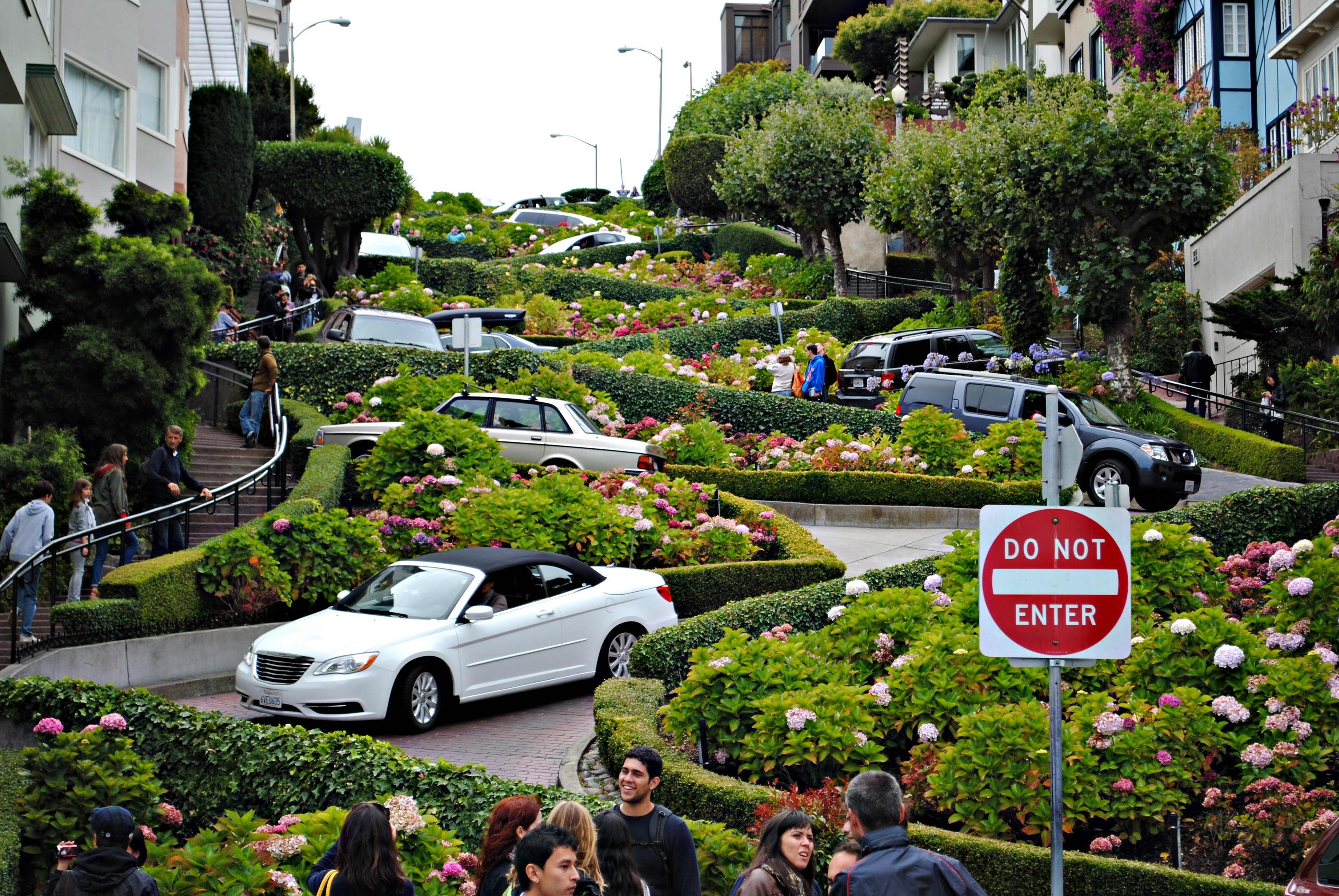Cum arata intersectia care ii zapaceste pe toti soferii: Top 9 cele mai ciudate strazi din toata lumea! FOTO