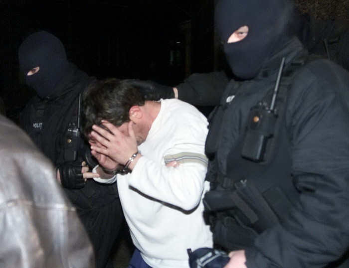 Adolescenta de 15 ani filmata in secret in dormitor si la baie de catre tatal ei vitreg. Cum a motivat barbatul gestul sau